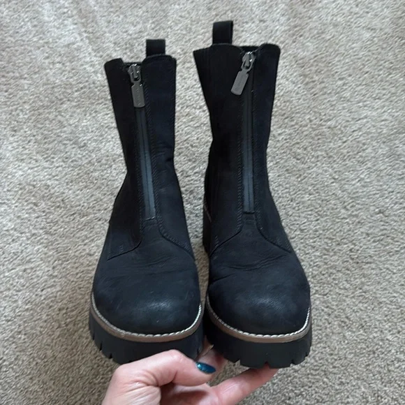 Waterproof boots - Picture 1 of 2